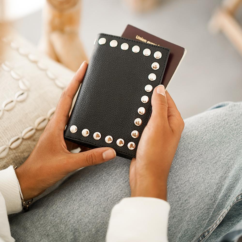 PORTE-PASSEPORT - CUIR NOIR CLOUTÉ