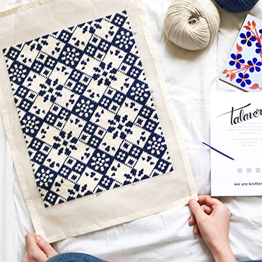 Kit broderie DIY Talavera Petit Point We Are Knitters