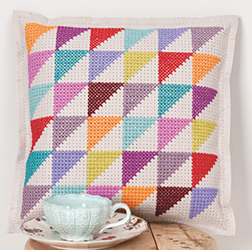 Kit Point de Croix Coussin Triangles Multicolores - Rico Design