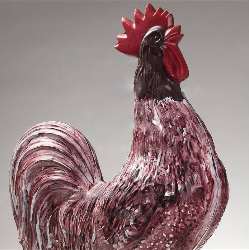 Coq en chocolat décor faïence - 56cm - garni oeufs et fritures - 2,2kg