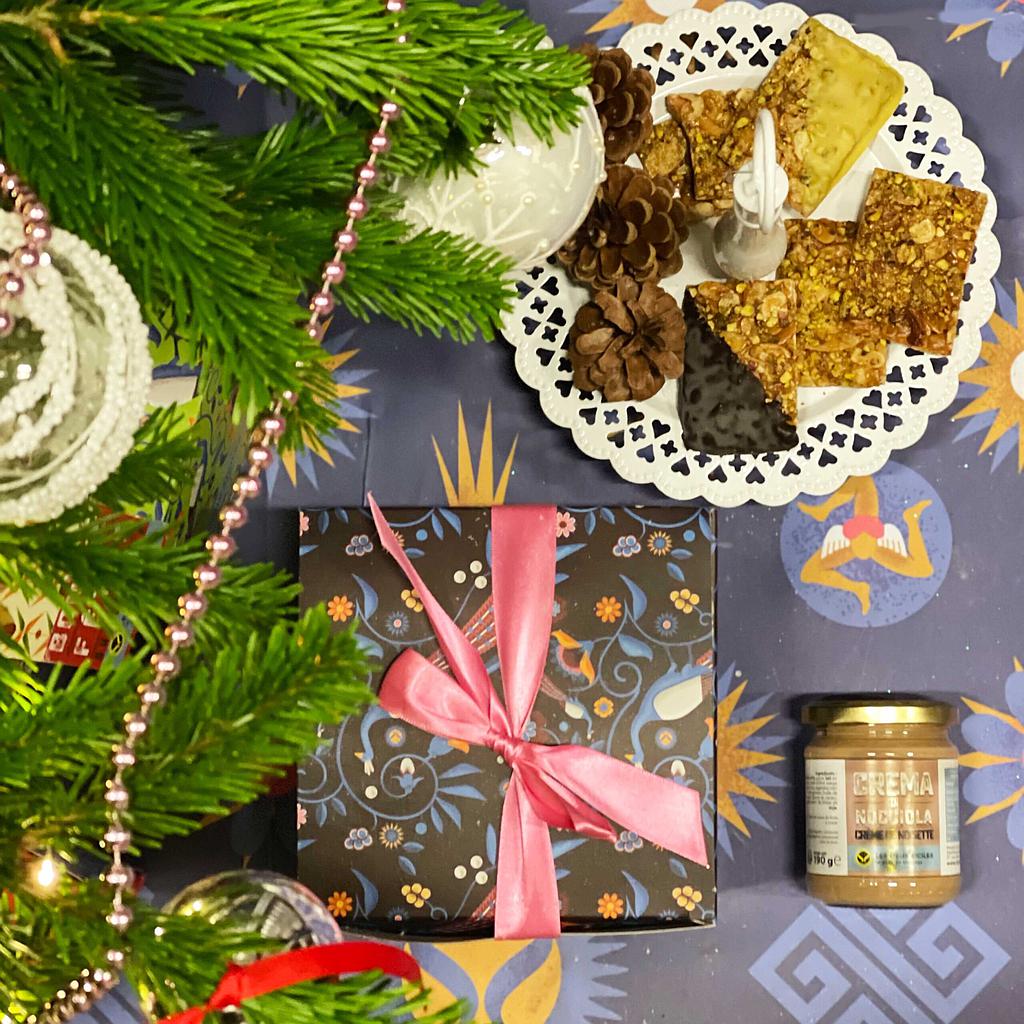 Boîte cadeaude Noël: 1 Panettone au Chocolat + 1 Crème de Noisettes + 4 croquants pistache et amande offerts